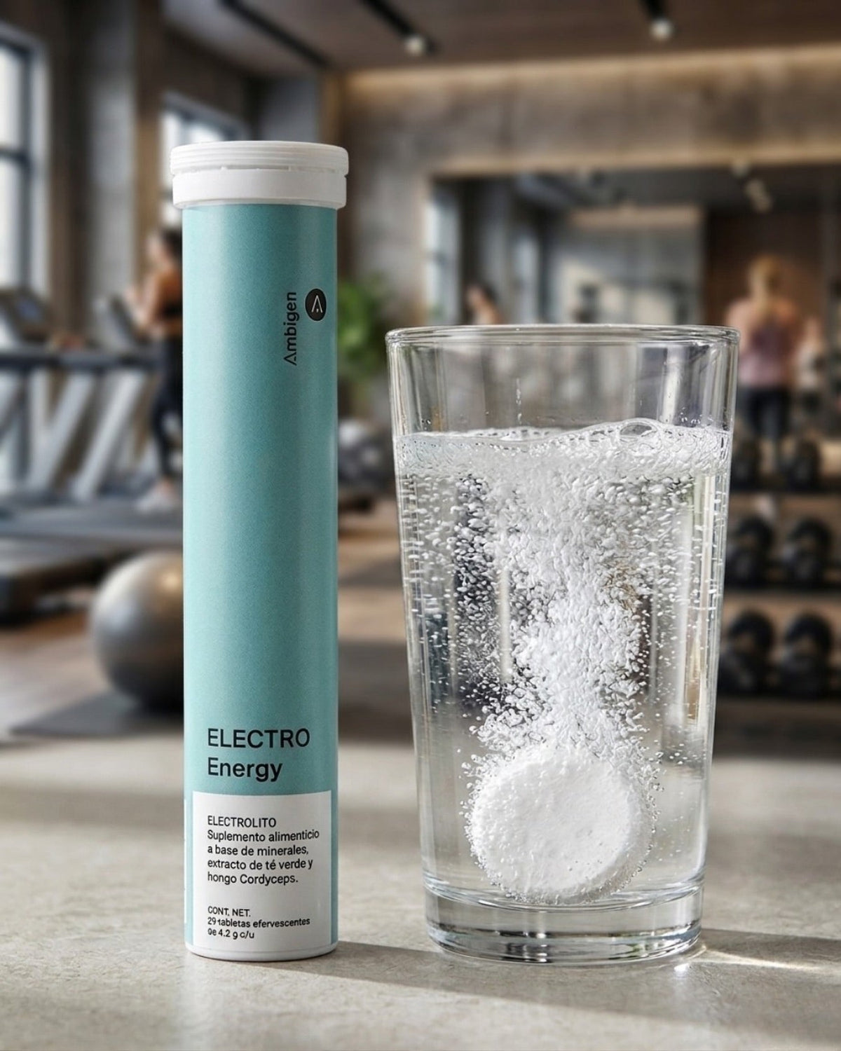 ELECTRO Energy junto a un vaso con tableta disuelta